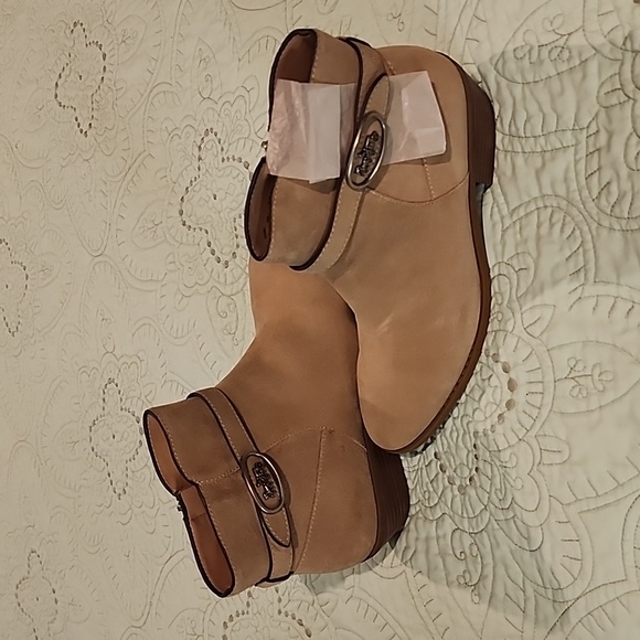 COACH DYLAN ANKLE BOOT COLOR OAT NWT. - Picture 1 of 9